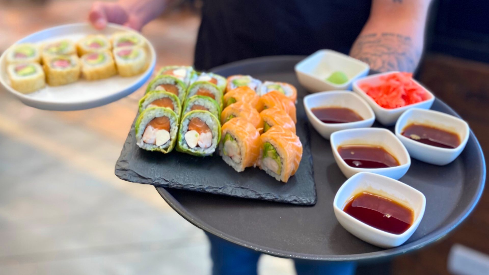 Bandeja de sushi presentada por el equipo de Rolling & Wok
