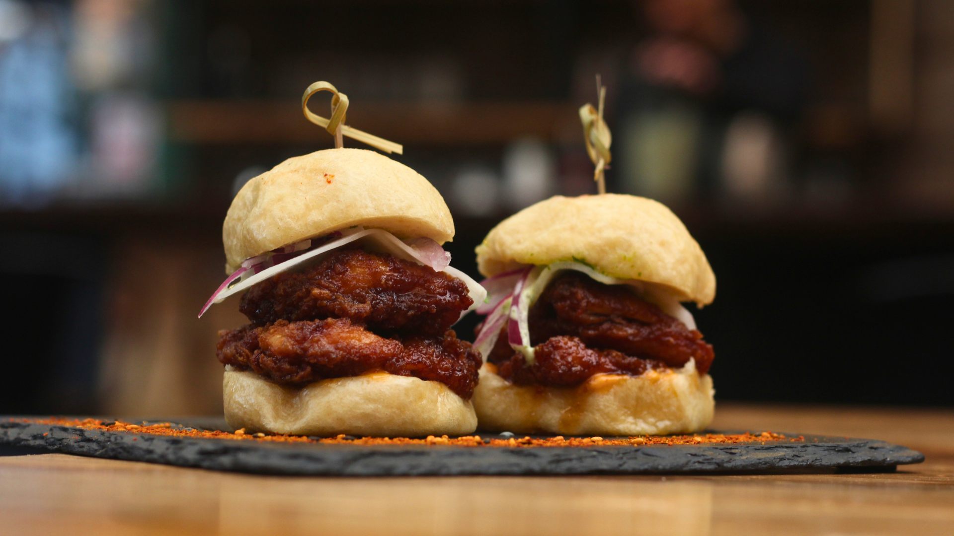Bao buns recién preparados con vegetales y salsa