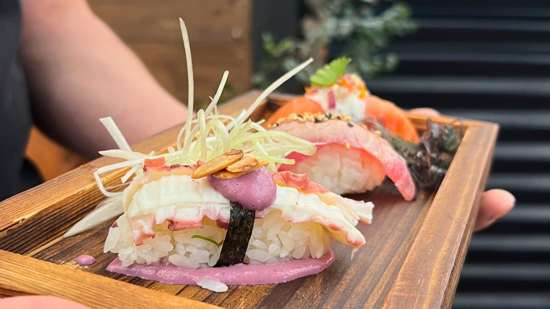 Nigiri de salmón sobre una bandeja de madera