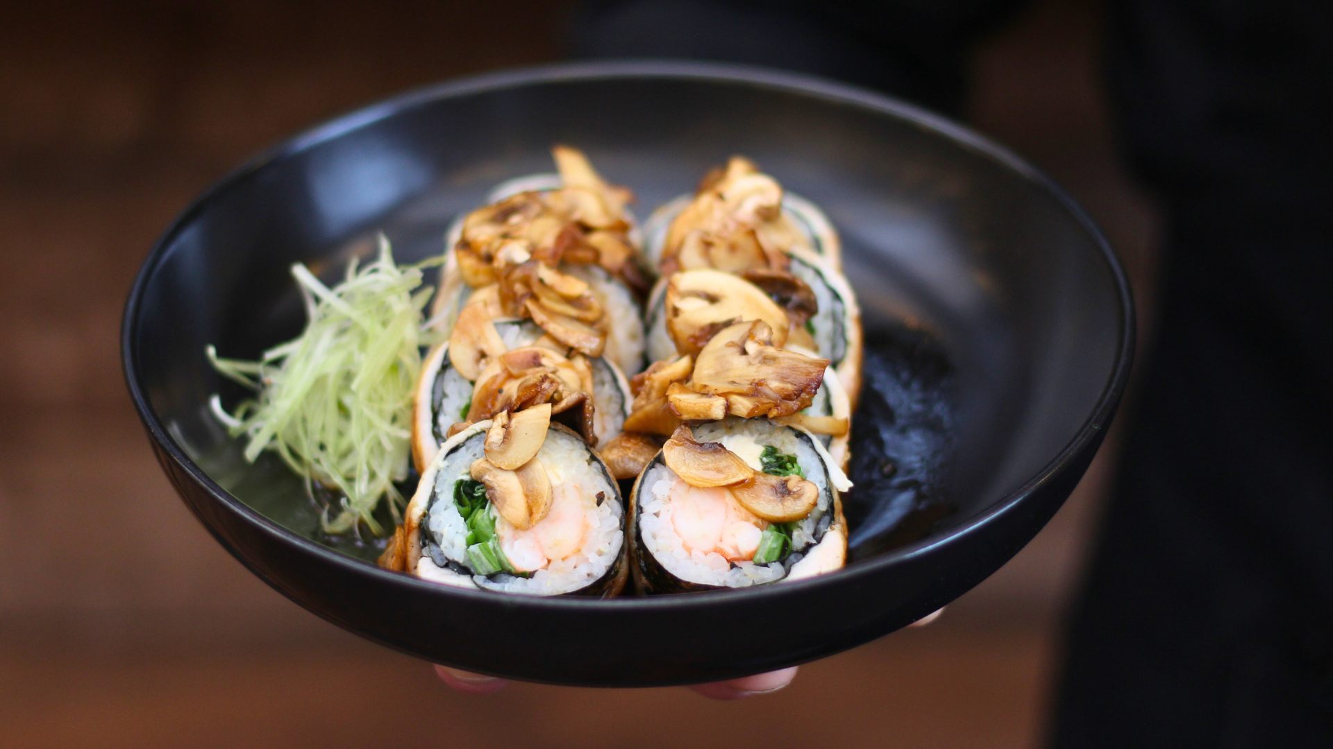 Roll Nikkei con hongos y salsa de la casa