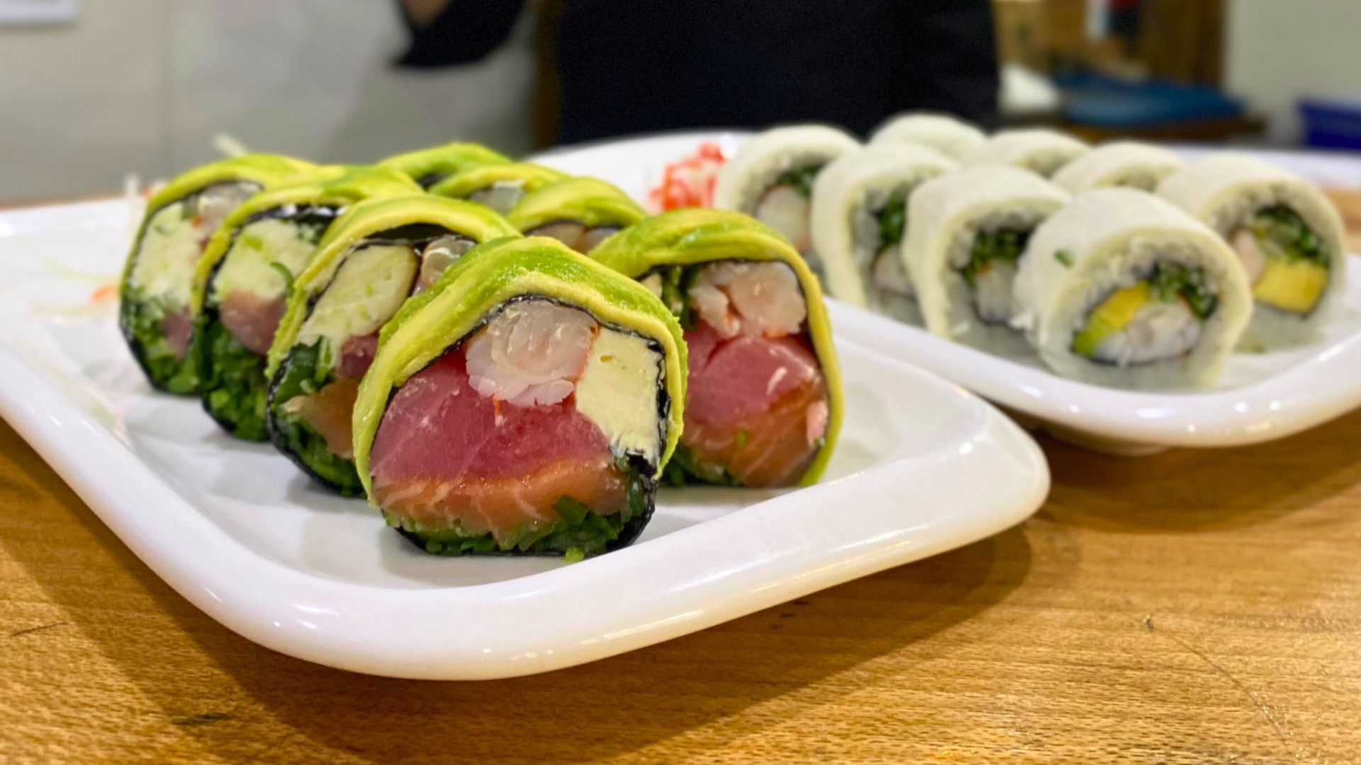 Selección de sushi de Rolling & Wok con envoltura verde